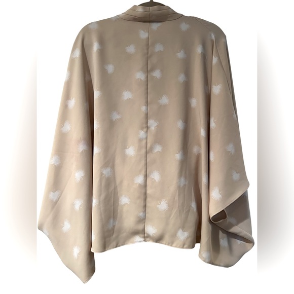 NWOT Beautiful Wide Sleeve Kimono Style Blouse - Picture 2 of 5